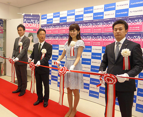 説明会では14年度キャンペーンモデルの久慈暁子さんも応援に駆け付けた。左から2人目が池谷氏