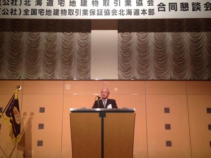 「公益事業の拡充や、不動産業界の資質向上、人材育成に寄与していく」と語る朝野会長