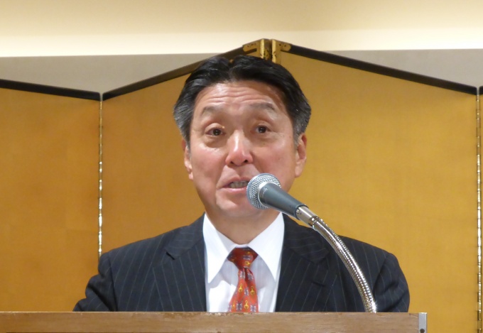 「宅地建物取引士への呼称変更を機に、高い倫理性を持った業界として一層向上していく」などと挨拶した竹井理事長