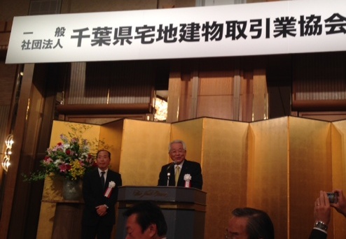 「業界の環境整備に向けて、新役員とともに尽力したい」と挨拶する八代新会長(写真右)
