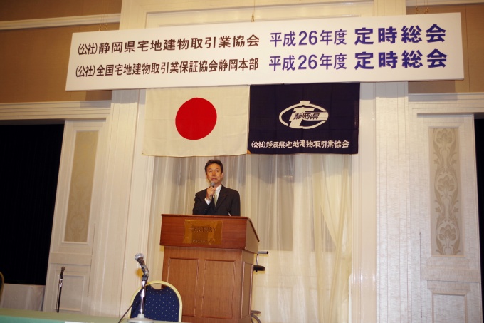 「消費者保護を第一に不動産業の発展に寄与していく」と述べる初澤新会長