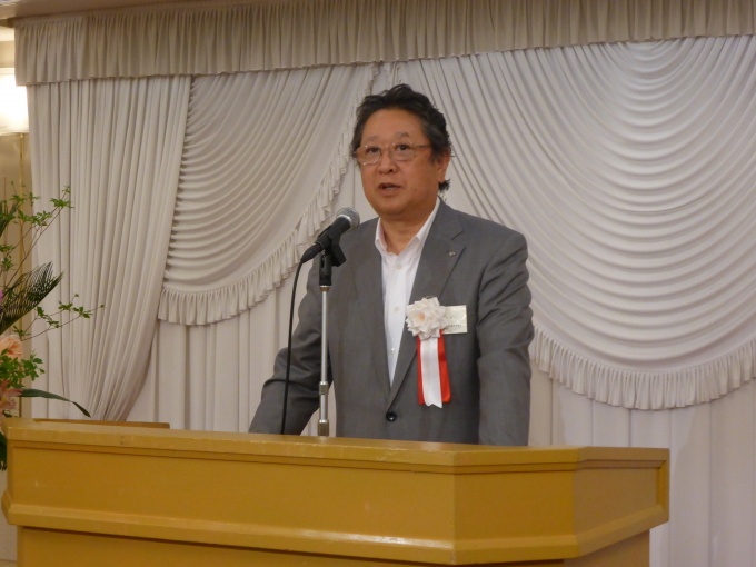 2期目の再選を受け、「今まで以上に国と団体、会員企業が一体となって取り組んでいくことが必要となってくる。安全・安心な市場を整備するとともに、存在意義のある団体活動に注力していく」と抱負を語る大栗会長