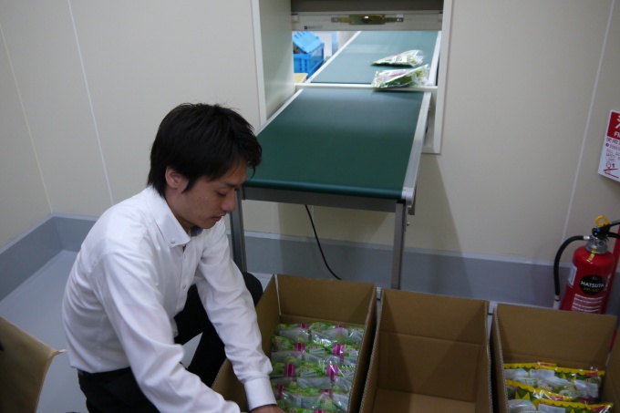 機械による袋詰めが行なわれ、出荷される