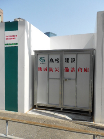 地域防災備蓄倉庫イメージ。非常食・水・保温シート・軍手・ポリタンク(生活用水400L)、災害用多人数用救急セット・ブルーシート・油圧ジャッキなどを備蓄