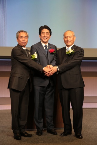 オープニングセレモニーに参加した左より森ビル・辻社長、安倍首相、舛添都知事