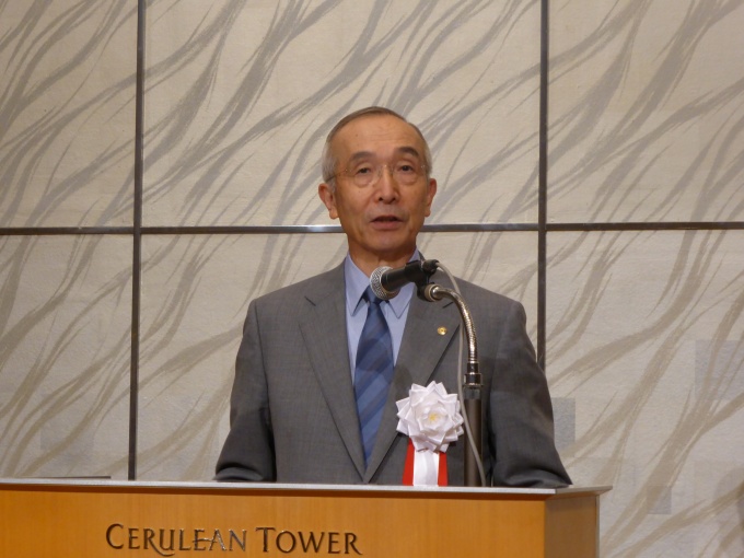 総会後の懇親会で、「公正規約の厳正かつ適正な運用を図ることで、一般消費者の信頼をより高めていくことがわれわれの役割。日本経済回復の一助となるよう努めたい」などと挨拶した植木会長