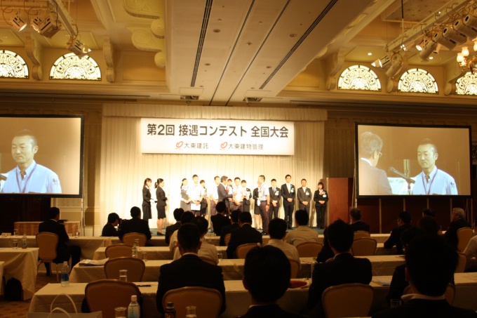 訪問応対の部で最優秀賞を受賞した山野井 健夫氏は、2013年11月に入社した社員