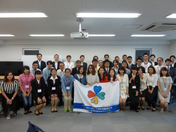 受け入れ企業20社と留学生20名の集合写真。留学生の参加数は過去最多