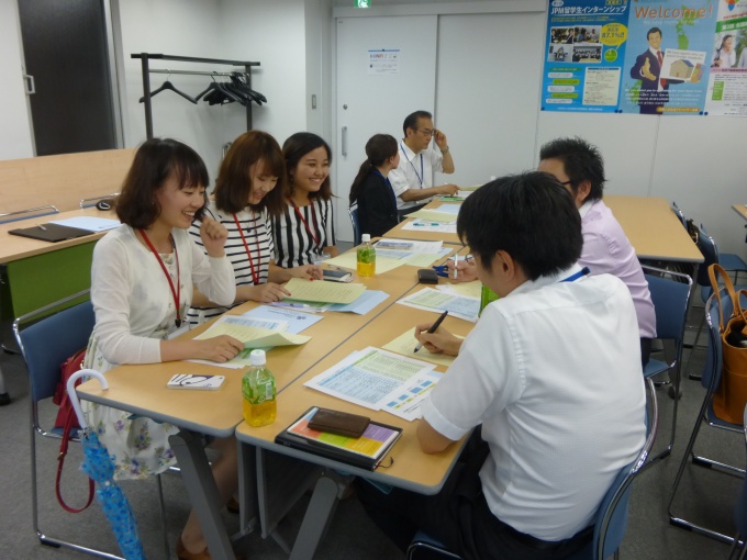 留学生と受け入れ企業担当者によるグループワーク。留学生の仕事に対する不安相談などを受け付けた