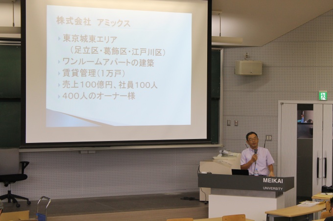 パワーポイントを用いて学生に分かりやすく講義する末永会長