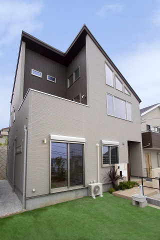 今回建設したモデルハウスの外観。一定期間展示した後に販売するが、販売価格は未定