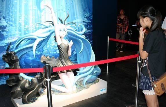 バーチャルアイドル、初音ミクの等身大フィギュア「深海少女」