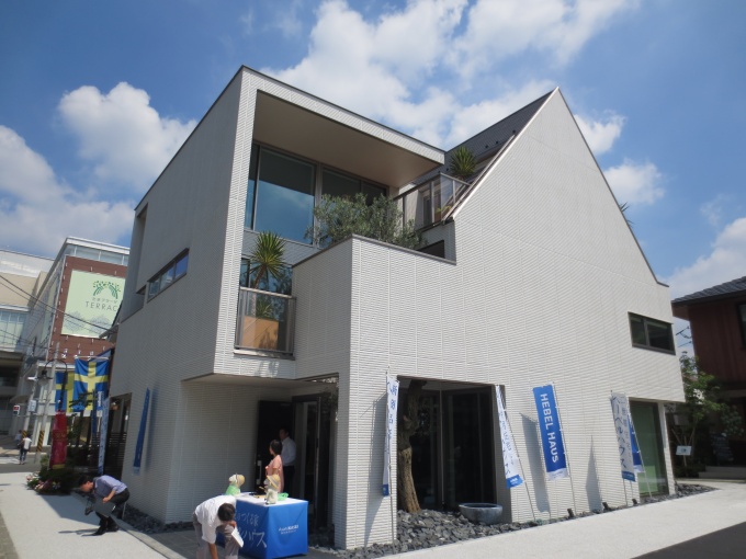 「HEBEL HAUS CUT&GABLE」外観。都市型3階建ての陸屋根形状と、ゲーブルウォールによる切妻部分とを組み合わせ、独特の奥行きを持った外観デザインとした