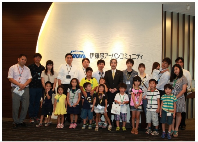 「家族と会社で過ごそう夏休み」参加者での記念写真(東京本社にて)