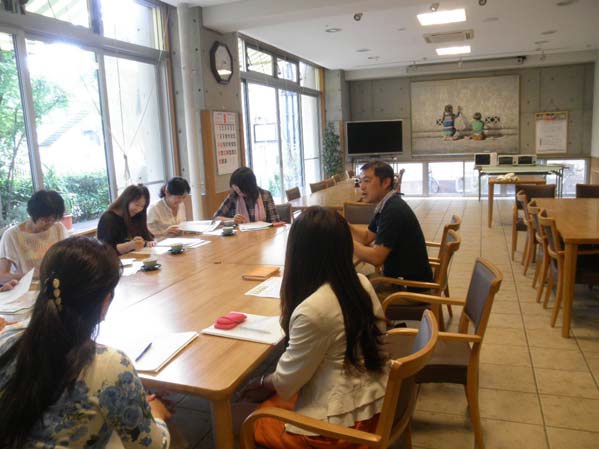 参加者に対して、講師が説明した