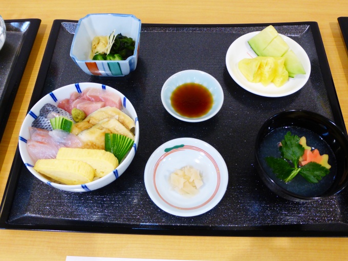 提供される食事の1例。厨房スタッフが目の前で調理するため、いつもできたての味が楽しめる