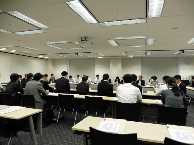 第1回「不動産証券化手法等による公的不動産(PRE)の活用のあり方に関する検討会」の様子