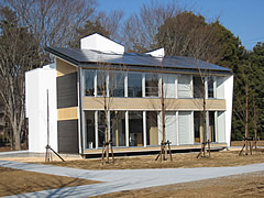 冬場は窓を閉めルーバーを収納するLCCM住宅