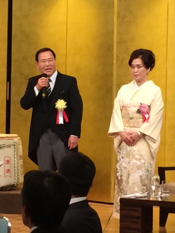「不動産業の発展と社会貢献により一層尽力する」と述べる東辻氏(写真左)