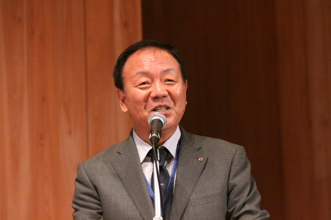 あいさつする全宅連常務理事の阪井氏