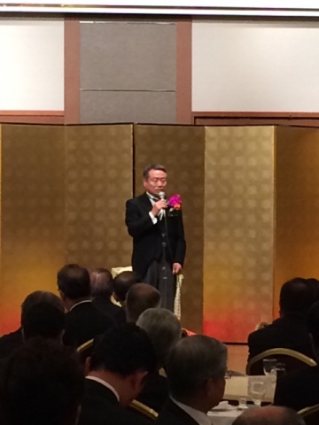 参列者に感謝の意を述べる加田前会長