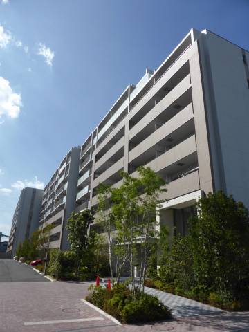 東西に長い敷地を生かして全187戸を南向きに配置した「デュオヒルズ府中多摩川」