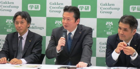 「シスケアグループとの提携で、高齢者向け住宅の展開が加速すると確信している」と語る、学研ココファンホールディングス社長の小早川 仁氏(写真中央)。左が、シスケア社長の太田裕之氏