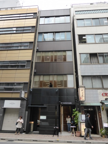 「TAMARUYA BLDG.」外観。ファサードを黒のタイルで統一した