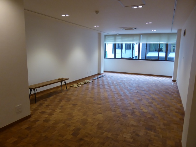専有部(3階)は、床を無垢材のブロックで敷きつめることで、時が経つほどに味わいが生まれる仕様に