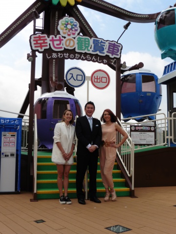 トークショーを行なったタレントのSHELLYさん(左)、LiLicoさん(右)と東急不動産代表取締役社長の三枝利行氏