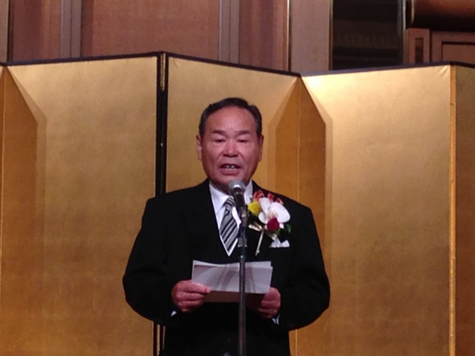 「不動産業界の発展と地域に貢献できるよう、さらに努力していく」と挨拶する金山留雄氏