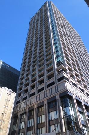 「東京日本橋タワー」外観。日本橋エリアの伝統と格式を重んじ、外壁すべてに御影石を張りこんだ