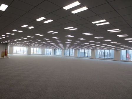 オフィスは、1フロア約830坪の無柱空間で、天井高は3
