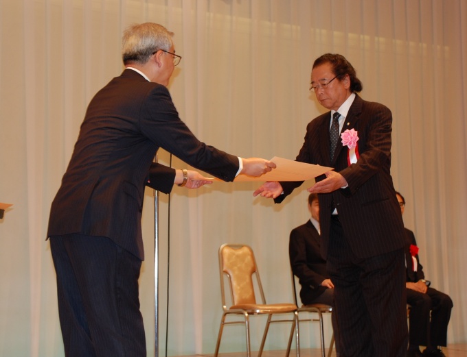 表彰状を受領する上杉 潔理事(写真右)