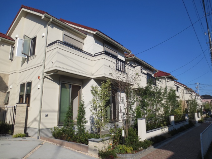 「プラウドシーズン仙川」外観。1種低層住居専用地域で建ぺい率は40%と低く、敷地をゆったりと取り、外構の植栽を豊かにした