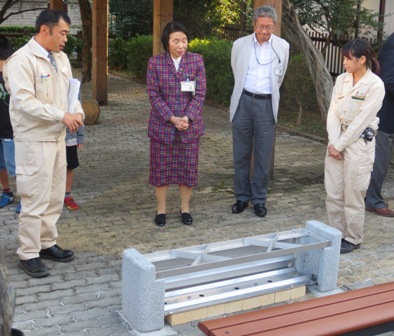 公園に設置されたかまどベンチの使い方を聞く、清原慶子三鷹市市長(左から2番目)
