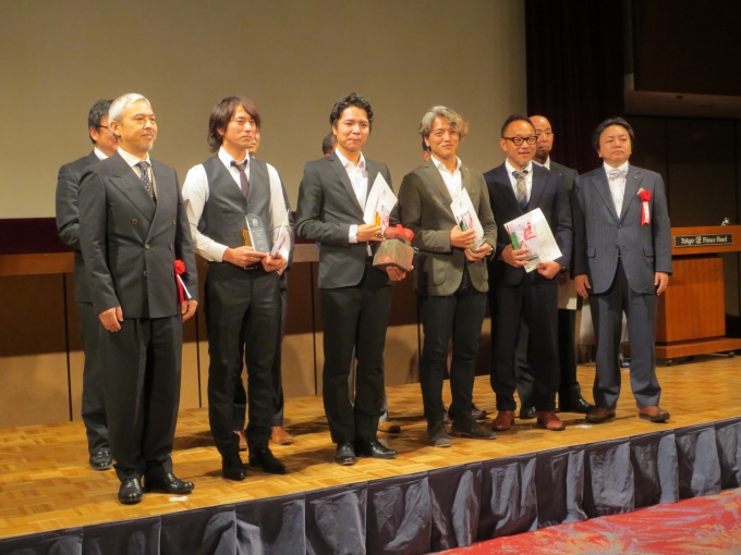 セールスキャンペーン表彰式。中左・窪田氏、中右・吉安氏、右奥同社代表取締役社長の濱村聖一氏