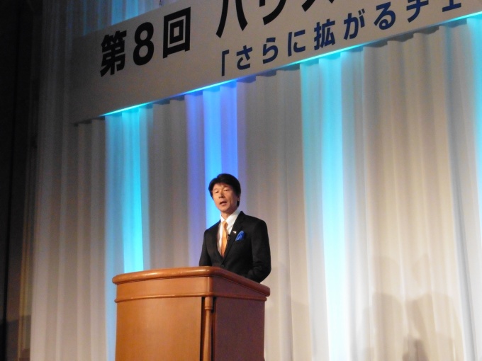 「3万世帯に1店舗の割合でハウスドゥがある地域密着型の大手FCに成長させたい」と述べる安藤社長