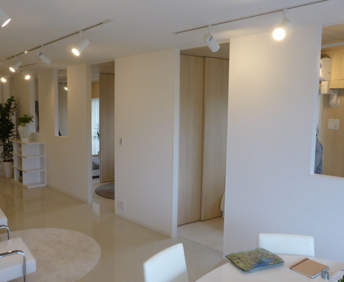 仕切り壁にはリビング側にも開口を設けて住戸内をゆるやかにつなげる