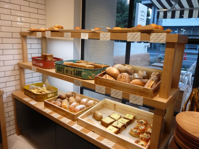 表参道の人気ベーカリー「パンとエスプレッソと」のパンを店内で焼いて提供する