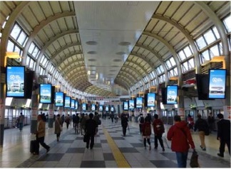 広告展開のイメージ(昨年の「品川」駅自由通路)