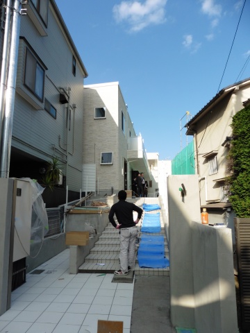 旗竿地に建つ「Conoie(コノイエ)東中野」(写真奥の建物)
