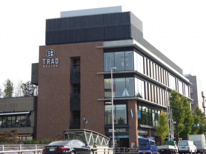 「トラッド目白」外観。豊島区(旧染井町)が発祥といわれるソメイヨシノをシンボルツリーとして植えている