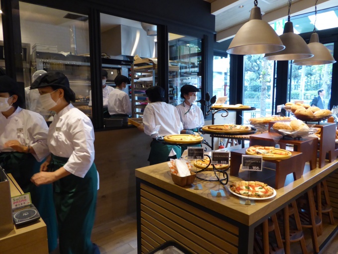 (株)三越伊勢丹フードサービスが運営する新業態のペーカリーカフェ&バー「シェフズベーカリー」