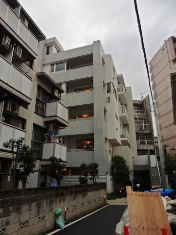 写真手前の位置指定道路を造作することで、鉄筋コンクリート造地上6階建ての共同住宅建設を実現