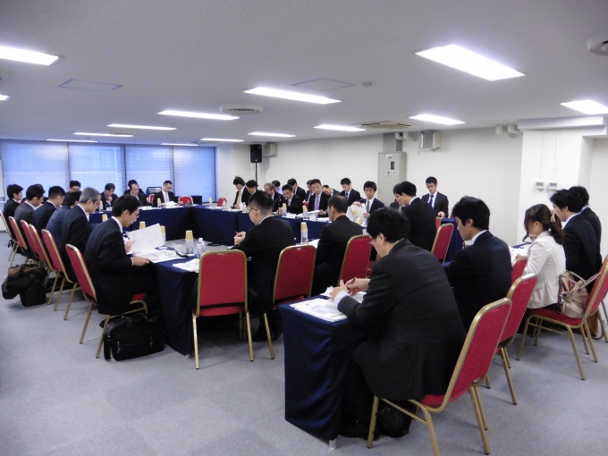第2回「不動産証券化手法等による公的不動産(PRE)の活用のあり方に関する検討会」の様子
