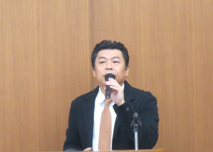 「知識をビジネスに活かしてほしい」等と話す吉村理事長