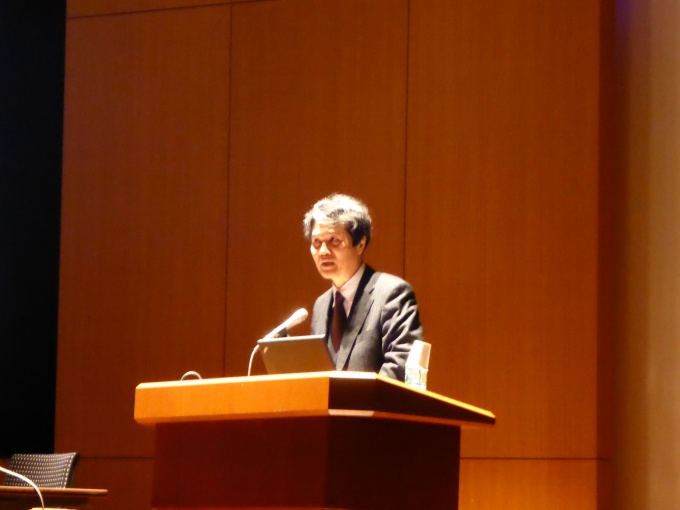 オープニングスピーチで話をする東京大学大学院経済学研究科長・教授、前・日本銀行副総裁の西村清彦氏