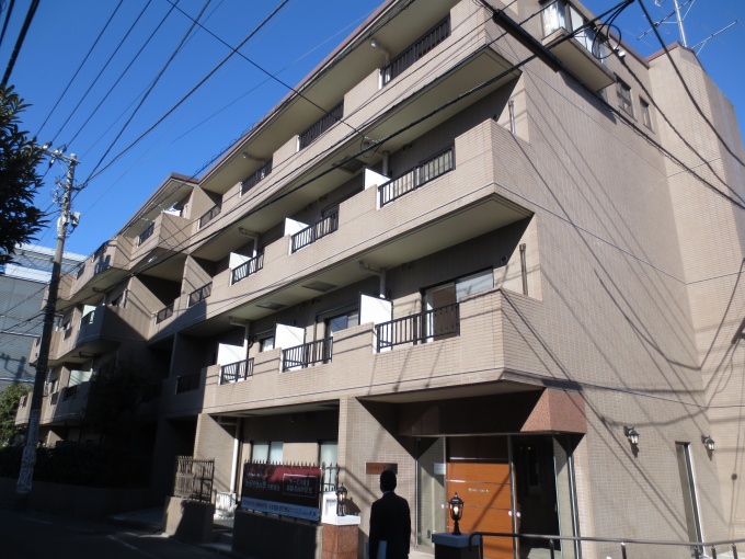 「かがやきの季・中野南台」外観。大京がオーナーとの等価交換で建設し、社宅として利用していた建物をコンバージョンしたもの