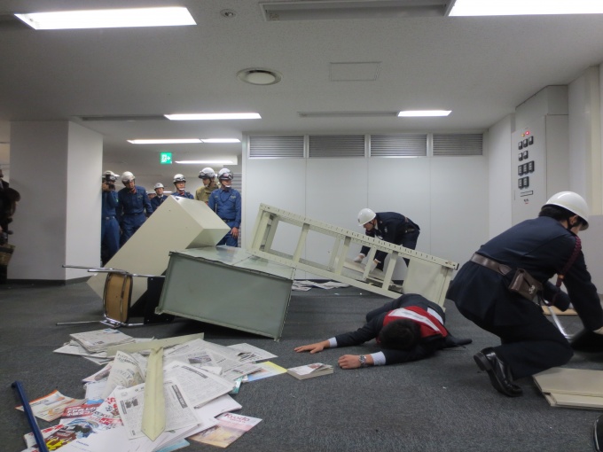 什器が転倒した際の負傷者救助活動。備品を利用して救出する